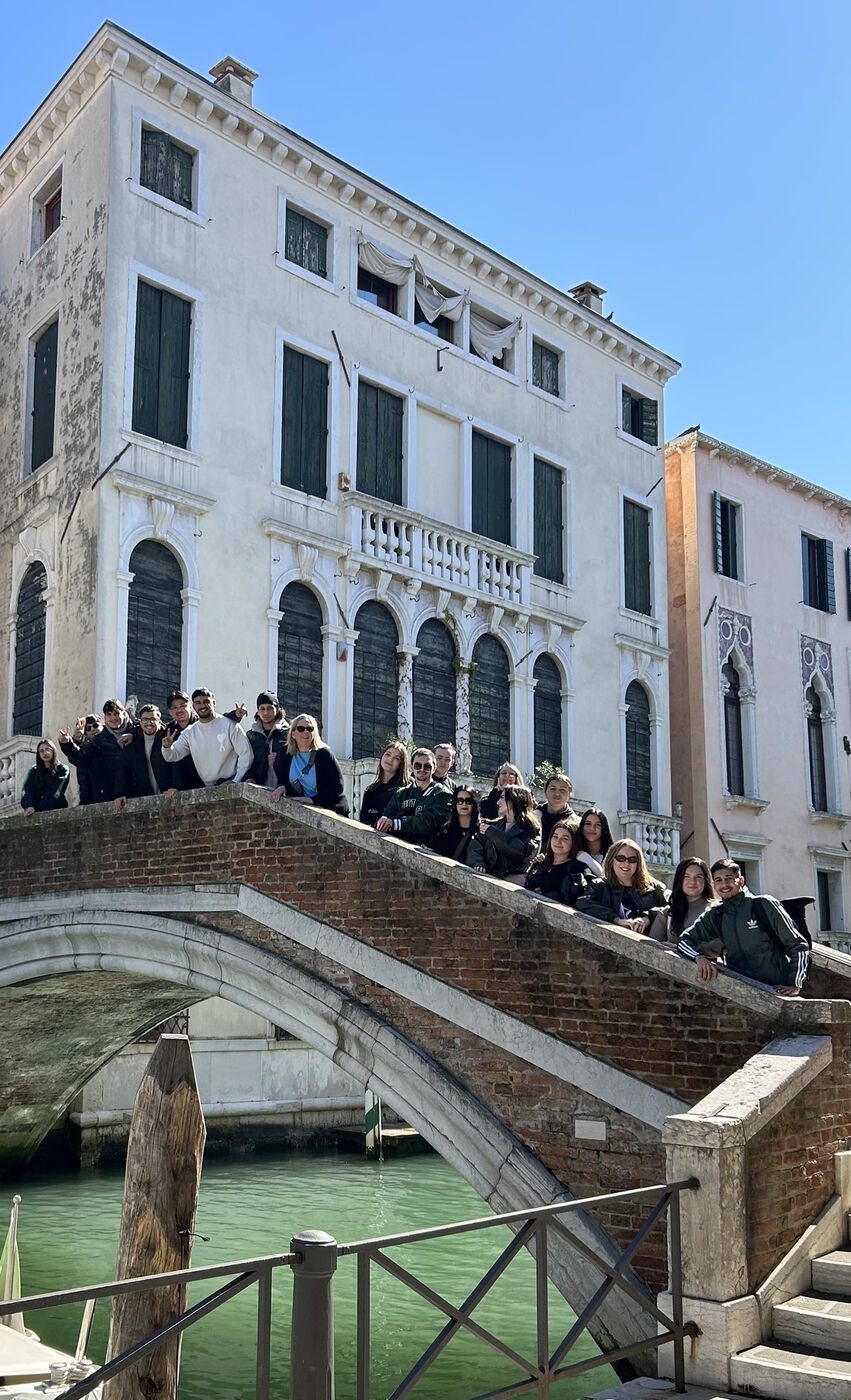 Gruppenfoto der 10. Klasse auf einer Brücke in Venedig